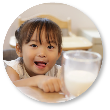 笑顔でミルクを飲む女の子